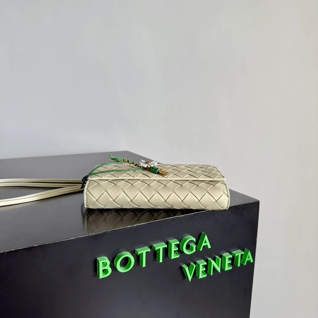 Batch 1560 Bottega Veneta2025 new product Daisy Andiamo bag, classic woven crossbody bag, thin shoulder strap is more casual, especially the small pendant design this time, daisy + green leaves + small gold chain, add a playful and smart look to the tough leather🌼Metallic button and knot closure, simple but not simple, elegant texture, elegant weaving attitude. You can also decide how to carry the bag according to your outfit and occasion. It can be used as a clutch bag, shoulder bag, or crossbody bag. It has a high usage rate. 😊Pair it with a simple skirt to instantly become relaxed and fashionable. Pair it with a smart suit to neutralize the formal feeling. It can be used for commuting and dating! Style number: 838870 (836940) Color: sea salt Size: 19*12.6*2cm